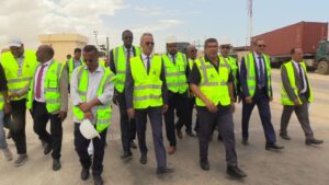 وزير الصيد يؤدي زيارة تفقدية لميناء نواكشوط المستقل ويثمن جهود تطويره